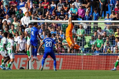 Madrid, İspanya - 21 Ekim 2023: Getafe F.C ile Betis arasındaki lig maçı Madrid 'de oynandı. Futbolcular. Claudio Bravo topu aldı..