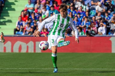 Madrid, İspanya - 21 Ekim 2023: Getafe F.C ile Betis arasındaki lig maçı Madrid 'de oynandı. Futbolcular. Futbol maçı. Betis hayranları.