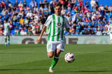 Madrid, İspanya - 21 Ekim 2023: Getafe F.C ile Betis arasındaki lig maçı Madrid 'de oynandı. Futbolcular. Futbol maçı. Betis hayranları.