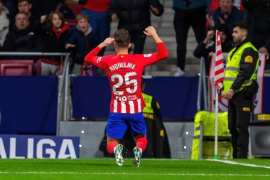 Madrid, İspanya - 29 Ekim 2023 Madrid 'de Atletico de Madrid ve Alavs arasında oynanan lig maçı. Koloneroların zaferi. Rodrigo Riquelme gol attı..