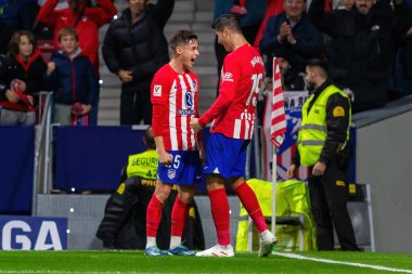 Madrid, İspanya - 29 Ekim 2023 Madrid 'de Atletico de Madrid ve Alavs arasında oynanan lig maçı. Koloneroların zaferi. Rodrigo Riquelme gol attı..
