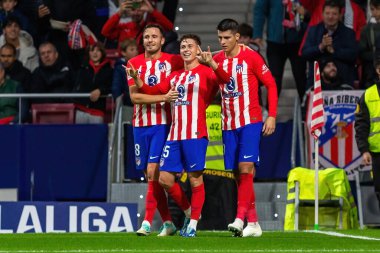 Madrid, İspanya - 29 Ekim 2023 Madrid 'de Atletico de Madrid ve Alavs arasında oynanan lig maçı. Koloneroların zaferi. Rodrigo Riquelme gol attı..