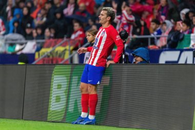 Madrid, İspanya - 29 Ekim 2023 Madrid 'de Atletico de Madrid ve Alavs arasında oynanan lig maçı. Koloneroların zaferi. Antoine Griezmann.