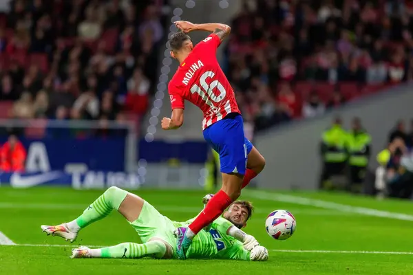 Madrid, İspanya - 29 Ekim 2023 Madrid 'de Atletico de Madrid ve Alavs arasında oynanan lig maçı. Koloneroların zaferi..