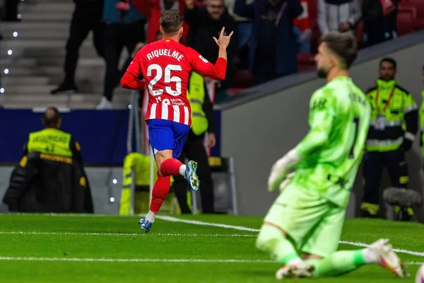 Madrid, İspanya - 29 Ekim 2023 Madrid 'de Atletico de Madrid ve Alavs arasında oynanan lig maçı. Koloneroların zaferi. Rodrigo Riquelme gol attı..