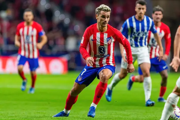 Madrid, İspanya - 29 Ekim 2023 Madrid 'de Atletico de Madrid ve Alavs arasında oynanan lig maçı. Koloneroların zaferi. Antoine Griezmann.