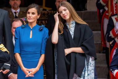 Madrid, İspanya - 31 Ekim 2023: Asturias Prensesi İspanya Kralları ve Doa Sofia ile birlikte Madrid 'de anayasaya yemin etmek üzere Milletvekilleri Kongresi' ni ziyaret etti..