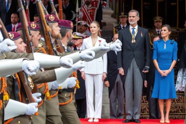 Madrid, İspanya - 31 Ekim 2023: Asturias Prensesi İspanya Kralları ve Doa Sofia ile birlikte Madrid 'de anayasaya yemin etmek üzere Milletvekilleri Kongresi' ni ziyaret etti..