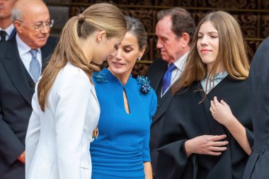 Madrid, İspanya - 31 Ekim 2023: Asturias Prensesi İspanya Kralları ve Doa Sofia ile birlikte Madrid 'de anayasaya yemin etmek üzere Milletvekilleri Kongresi' ni ziyaret etti..