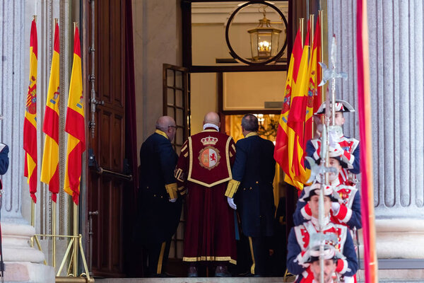 Мадрид, Испания - 31 октября 2023 года: Конгресс депутатов награжден в честь королей Испании и принцессы Астурийской в их день рождения. Лев дворов рядом с флагом Испании.