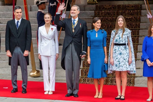 Madrid, İspanya - 31 Ekim 2023: Asturias Prensesi İspanya Kralları ve Doa Sofia ile birlikte Madrid 'de anayasaya yemin etmek üzere Milletvekilleri Kongresi' ni ziyaret etti..