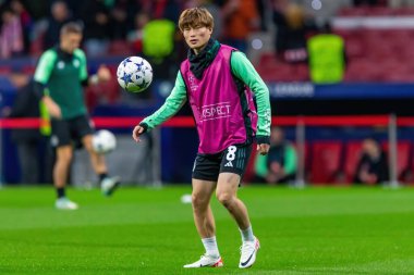 Madrid, İspanya - 7 Kasım 2023: Madrid 'de Atletico de Madrid ile Glasgow Celtics arasında oynanan Şampiyonlar Ligi futbol maçı. Celtics oyuncuları. Top Kygo Furuhashi 'de..