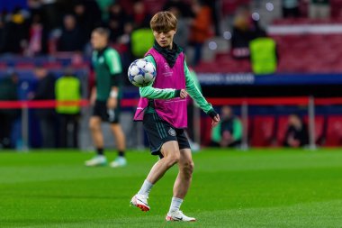 Madrid, İspanya - 7 Kasım 2023: Madrid 'de Atletico de Madrid ile Glasgow Celtics arasında oynanan Şampiyonlar Ligi futbol maçı. Celtics oyuncuları. Top Kygo Furuhashi 'de..