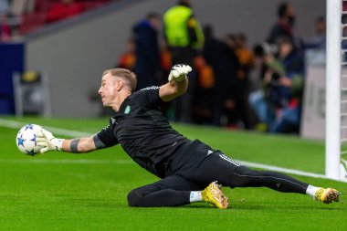 Madrid, İspanya - 7 Kasım 2023: Madrid 'de Atletico de Madrid ile Glasgow Celtics arasında oynanan Şampiyonlar Ligi futbol maçı. Celtics oyuncuları. Joe Hart topu aldı..