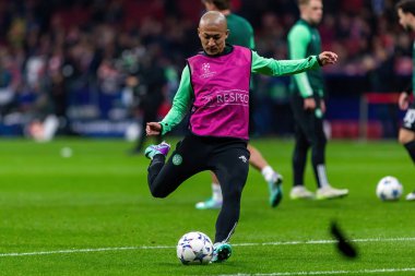 Madrid, İspanya - 7 Kasım 2023: Madrid 'de Atletico de Madrid ile Glasgow Celtics arasında oynanan Şampiyonlar Ligi futbol maçı. Celtics oyuncuları. Daizen Maeda topu aldı..