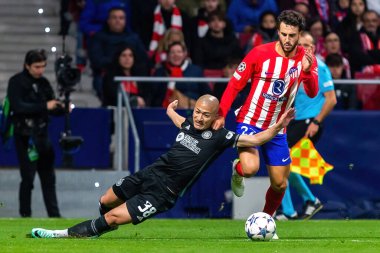 Madrid, İspanya - 7 Kasım 2023: Madrid 'de Atletico de Madrid ile Glasgow Celtics arasında oynanan Şampiyonlar Ligi futbol maçı. Celtics oyuncuları. Daizen Maeda topu aldı..