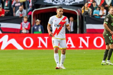 Madrid, İspanya - 11 Kasım 2023: Madrid 'de Rayo Vallecano ve Girona arasında oynanan futbol maçı. Girona 'nın Vallecas' taki zaferi. Maç sırasında Radamel Falcao.