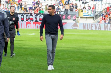 Madrid, İspanya - 11 Kasım 2023: Madrid 'de Rayo Vallecano ve Girona arasında oynanan futbol maçı. Girona 'nın Vallecas' taki zaferi. Michel, Girona FC 'nin koçu Vallecas' a dönüyor..