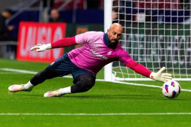 Madrid, İspanya - 12 Kasım 2023: Metropolitano 'da Atletico de Madrid ve Villareal arasında oynanan lig maçı. Pepe Reina maçtan önce ısınıyor. Futbolcular.