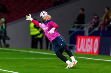 Madrid, İspanya - 12 Kasım 2023: Metropolitano 'da Atletico de Madrid ve Villareal arasında oynanan lig maçı. Pepe Reina maçtan önce ısınıyor. Futbolcular.