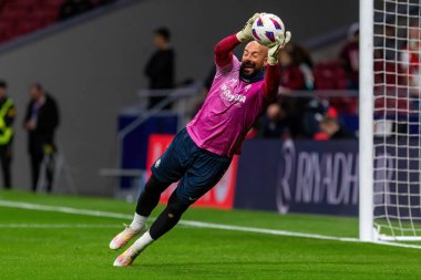 Madrid, İspanya - 12 Kasım 2023: Metropolitano 'da Atletico de Madrid ve Villareal arasında oynanan lig maçı. Pepe Reina maçtan önce ısınıyor. Futbolcular.