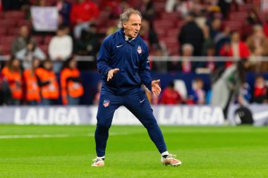 Madrid, İspanya - 12 Kasım 2023: Metropolitano 'da Atletico de Madrid ve Villareal arasında oynanan lig maçı. Profesör Ortega oyuncularını eğitiyor. Futbolcular.