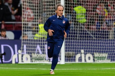 Madrid, İspanya - 12 Kasım 2023: Metropolitano 'da Atletico de Madrid ve Villareal arasında oynanan lig maçı. Profesör Ortega oyuncularını eğitiyor. Futbolcular.