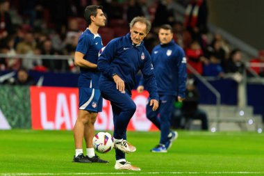 Madrid, İspanya - 12 Kasım 2023: Metropolitano 'da Atletico de Madrid ve Villareal arasında oynanan lig maçı. Profesör Ortega oyuncularını eğitiyor. Futbolcular.