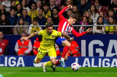 Madrid, İspanya - 12 Kasım 2023: Metropolitano 'da Atletico de Madrid ve Villareal arasında oynanan lig maçı. Futbol maçı. Profesyonel oyuncular.