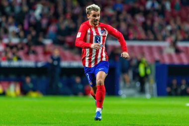 Madrid, İspanya - 12 Kasım 2023: Metropolitano 'da Atletico de Madrid ve Villareal arasında oynanan lig maçı. Antoine Griezmann topu aldı. Futbolcular.