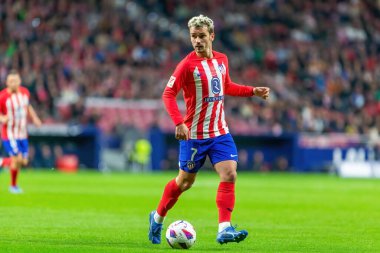 Madrid, İspanya - 12 Kasım 2023: Metropolitano 'da Atletico de Madrid ve Villareal arasında oynanan lig maçı. Antoine Griezmann topu aldı. Futbolcular.