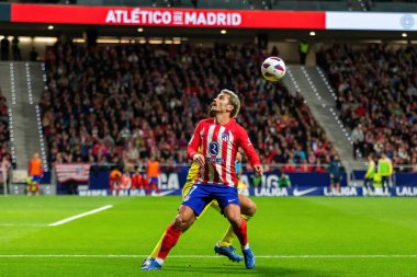 Madrid, İspanya - 12 Kasım 2023: Metropolitano 'da Atletico de Madrid ve Villareal arasında oynanan lig maçı. Antoine Griezmann topu aldı. Futbolcular.