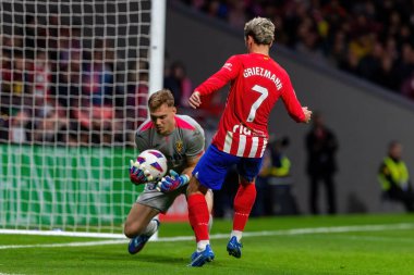 Madrid, İspanya - 12 Kasım 2023: Metropolitano 'da Atletico de Madrid ve Villareal arasında oynanan lig maçı. Antoine Griezmann topu aldı. Futbolcular.