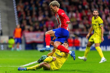 Madrid, İspanya - 12 Kasım 2023: Metropolitano 'da Atletico de Madrid ve Villareal arasında oynanan lig maçı. Antoine Griezmann topu aldı. Futbolcular.