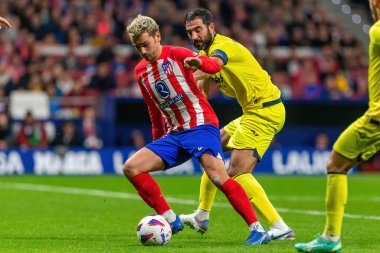 Madrid, İspanya - 12 Kasım 2023: Metropolitano 'da Atletico de Madrid ve Villareal arasında oynanan lig maçı. Antoine Griezmann topu aldı. Futbolcular.