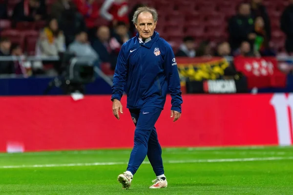 Madrid, İspanya - 12 Kasım 2023: Metropolitano 'da Atletico de Madrid ve Villareal arasında oynanan lig maçı. Profesör Ortega oyuncularını eğitiyor. Futbolcular.