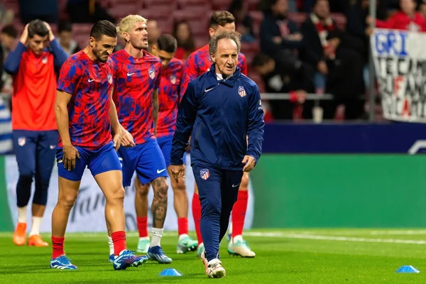 Madrid, İspanya - 12 Kasım 2023: Metropolitano 'da Atletico de Madrid ve Villareal arasında oynanan lig maçı. Profesör Ortega oyuncularını eğitiyor. Futbolcular.