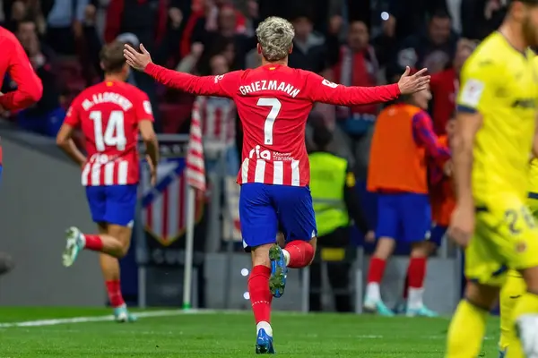 Madrid, İspanya - 12 Kasım 2023: Metropolitano 'da Atletico de Madrid ve Villareal arasında oynanan lig maçı. Antoine Griezmann topu aldı. Futbolcular.