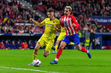 Madrid, İspanya - 12 Kasım 2023: Metropolitano 'da Atletico de Madrid ve Villareal arasında oynanan lig maçı. Antoine Griezmann topu aldı. Futbolcular.