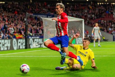 Madrid, İspanya - 12 Kasım 2023: Metropolitano 'da Atletico de Madrid ve Villareal arasında oynanan lig maçı. Antoine Griezmann topu aldı. Futbolcular.