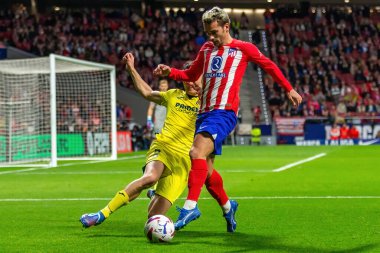 Madrid, İspanya - 12 Kasım 2023: Metropolitano 'da Atletico de Madrid ve Villareal arasında oynanan lig maçı. Antoine Griezmann topu aldı. Futbolcular.