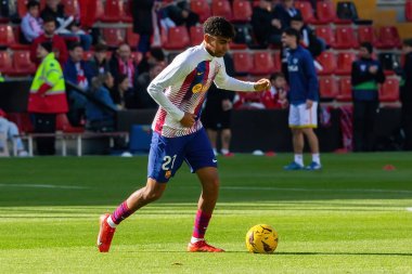 Madrid, İspanya - 25 Kasım 2023: Madrid 'de Rayo Vallecano ve FC Barcelona arasında oynanan lig maçı. Lamine Yamal topu aldı. Futbolcular.