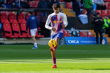 Madrid, İspanya - 25 Kasım 2023: Madrid 'de Rayo Vallecano ve FC Barcelona arasında oynanan lig maçı. Lamine Yamal topu aldı. Futbolcular.