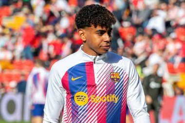 Madrid, İspanya - 25 Kasım 2023: Madrid 'de Rayo Vallecano ve FC Barcelona arasında oynanan lig maçı. Lamine Yamal topu aldı. Futbolcular.