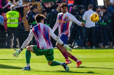 Madrid, İspanya - 25 Kasım 2023: Madrid 'de Rayo Vallecano ve FC Barcelona arasında oynanan lig maçı. Lamine Yamal topu aldı. Futbolcular.