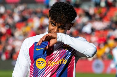 Madrid, İspanya - 25 Kasım 2023: Madrid 'de Rayo Vallecano ve FC Barcelona arasında oynanan lig maçı. Lamine Yamal topu aldı. Futbolcular.