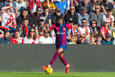 Madrid, İspanya - 25 Kasım 2023: Madrid 'de Rayo Vallecano ve FC Barcelona arasında oynanan lig maçı. Lamine Yamal topu aldı. Futbolcular.
