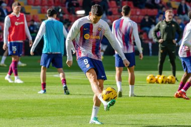 Madrid, İspanya - 25 Kasım 2023: Madrid 'de Rayo Vallecano ve FC Barcelona arasında oynanan lig maçı. Top Lewandoski 'de. Futbolcular.