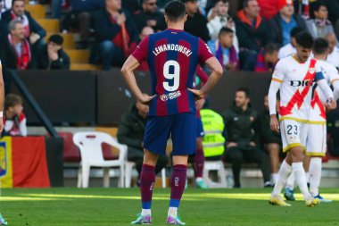 Madrid, İspanya - 25 Kasım 2023: Madrid 'de Rayo Vallecano ve FC Barcelona arasında oynanan lig maçı. Top Lewandoski 'de. Futbolcular.