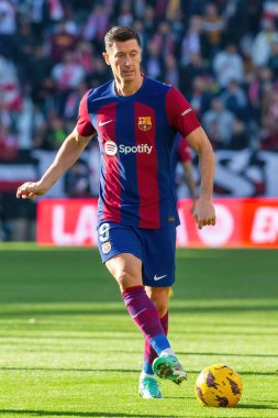 Madrid, İspanya - 25 Kasım 2023: Madrid 'de Rayo Vallecano ve FC Barcelona arasında oynanan lig maçı. Top Lewandoski 'de. Futbolcular.